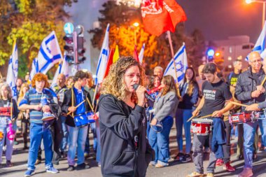 Hayfa, İsrail - 07 Aralık 2024: Protesto lideri Rotem Perelman - Farhi, hükümete karşı düzenlenen bir protesto mitinginde kalabalığa sesleniyor. Hayfa, İsrail