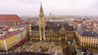 Münih, Almanya - 05 Ekim 2024: Münih, Bavyera, Almanya 'daki eski şehir merkezi ve Marienplatz ana meydanı