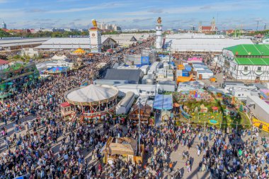 Münih, Almanya - Ekim 06, 2024: Büyük kalabalık ve çeşitli tesisler, Münih, Bavyera, Almanya