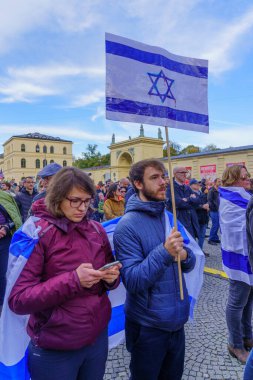 Münih, Almanya - 06 Ekim 2024: İsrail yanlısı protestocular Münih, Bavyera, Almanya 'da toplandı