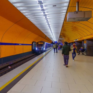 Münih, Almanya - 06 Ekim 2024: Marienplatz, metro istasyonu, Münih, Bavyera, Almanya