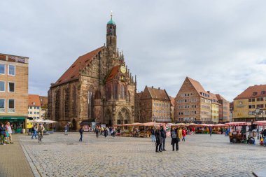Nuremberg, Almanya - 07 Ekim 2024: Hauptmarkt Meydanı manzarası, Nuremberg, Bavyera, Almanya