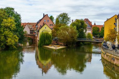 Nuremberg, Almanya - 07 Ekim 2024: Nuremberg, Bavyera, Almanya 'da Pegnitz Nehri' nin çeşitli binalarla manzarası