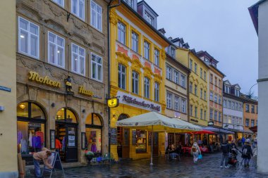 Bamberg, Almanya - 07 Ekim 2024: Bamberg, Bavyera, Almanya 'da çeşitli binaların, yerlilerin ve ziyaretçilerin bulunduğu sokak sahnesi