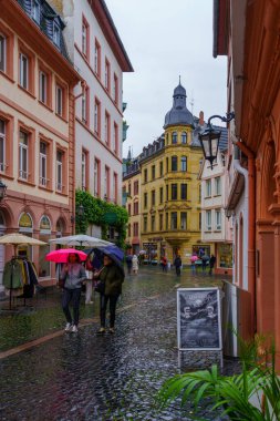 Mainz, Almanya - 09 Ekim 2024: Mainz, Rhineland-Palatinate, Almanya 'da çeşitli binalar, yerliler ve ziyaretçilerle sokak sahnesi