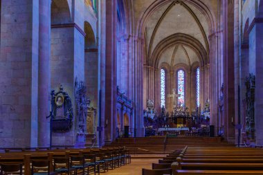 Mainz, Almanya - 09 Ekim 2024: St. Martin Katedrali 'nin Mainz, Rhineland-Palatinate, Almanya' da yerel halk ve ziyaretçilerle iç kesiminin görüntüsü