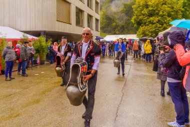 Saint-Cergue, İsviçre - 28 Eylül 2024: Çanı olan insanlar, geleneksel Desalpe festivalinin bir parçası (Alpler 'den inekler), Saint-Cergue köyü, Vaud Canton, İsviçre