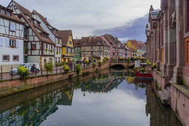 Colmar, Fransa - 30 Eylül 2024: Fransa 'nın Haut-Rhin kentindeki tipik evler, yerliler ve ziyaretçilerle La Lauch Nehri manzarası
