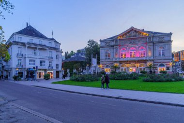 Baden-Baden, Almanya - 13 Ekim 2024: Yerel halk ve ziyaretçilerle birlikte Baden-Baden, Baden-Wurttemberg, Almanya