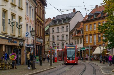 Freiburg, Almanya - 16 Ekim 2024: Freiburg im Breisgau, Baden-Wurttemberg, Güneybatı Almanya 'da çeşitli bina, yerli ve ziyaretçilerle sokak manzarası
