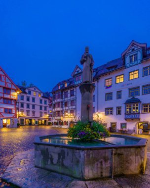 St. Gallen, İsviçre - 19 Ekim 2024: St. Gallen, İsviçre 'de yerel halk ve ziyaretçilerle akşam manzarası