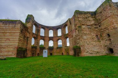 Trier, Rhineland-Palatinate, Almanya 'daki Roma İmparatorluk hamamlarının yıkıntılarının manzarası