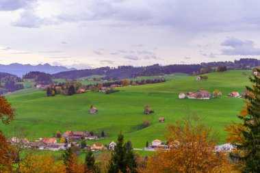 İsviçre 'nin kuzeydoğusundaki kırsal alan, tarlalar ve köylerin manzarası