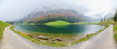 Seealpsee Gölü 'nün panoramik manzarası, Alpstein sıradağları, Appenzell Innerrhoden, İsviçre