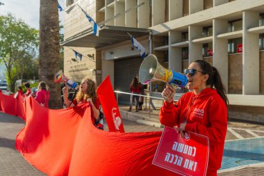 Hayfa, İsrail - 11 Aralık 2024: Kadın aktivist grup Bonot Alternativa, bu mahkeme makamlarını genişletme planına karşı Haham Mahkemesi yakınlarında protesto gösterisi düzenledi. Hayfa, İsrail