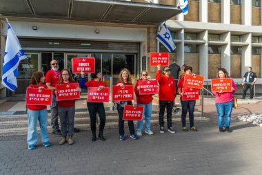 Hayfa, İsrail - 11 Aralık 2024: Kadın aktivist grup Bonot Alternativa, bu mahkeme makamlarını genişletme planına karşı Haham Mahkemesi yakınlarında protesto gösterisi düzenledi. Hayfa, İsrail
