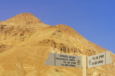 David deresinde yürüyüş izleri, Ein Gedi Doğa Koruma Alanı, Ölü Deniz, Güney İsrail yakınlarında. Ticari olmayan logo (Ulusal Doğal Rezerv Otoritesi)