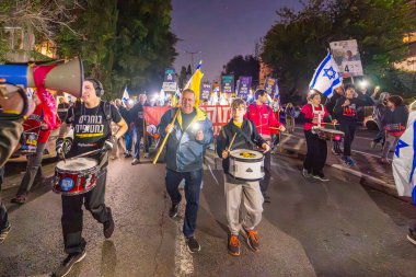 Hayfa, İsrail - 14 Aralık 2024: Hükümete karşı bir protesto yürüyüşü sahnesi, yeni seçimler ve insanların yer aldığı bir rehine anlaşması, çeşitli tabelalar ve bayraklar. Hayfa, İsrail