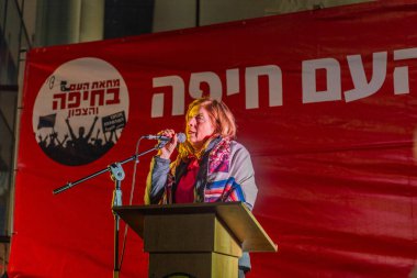 Hayfa, İsrail - 14 Aralık 2024: Anat Hoffman, hükümete karşı düzenlenen bir protesto mitinginin bir parçası olarak kalabalığa sesleniyor. Hayfa, İsrail