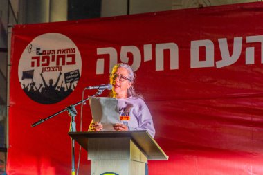 Hayfa, İsrail - 14 Aralık 2024: Michal Barkai-Brody, hükümete karşı düzenlenen bir protesto mitinginde kalabalığa sesleniyor. Hayfa, İsrail