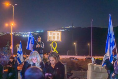 Kishon, İsrail - 17 Aralık 2024: Kishon gözaltı merkezi yakınlarında insanlar donanma fişeklerini ateşledikten sonra tutuklanan eylemciyi desteklemek için protesto ediyorlar. Kishon, İsrail