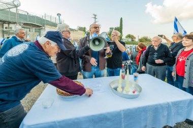 Kishon, İsrail - 20 Aralık 2024: Aktivist, Kishon gözaltı merkezi yakınlarındaki Kabalat Şabat 'ta Donanma Fişeklerini ateşledikten sonra tutuklanan eylemciyi desteklemek için tören gerçekleştirdi. Kishon, İsrail