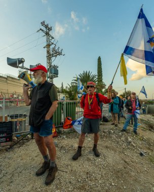 Kishon, İsrail - 20 Aralık 2024: Kishon gözaltı merkezi yakınlarında insanlar donanma fişeklerini ateşledikten sonra tutuklanan eylemciyi desteklemek için protesto ediyorlar. Kishon, İsrail