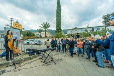 Kishon, İsrail - 21 Aralık 2024: Psikanaliz uzmanları, Kishon gözaltı merkezi yakınlarındaki kalabalığa hitaben yaptığı konuşmada, donanma fişeklerini ateşledikten sonra tutuklanan eylemcilere destek verdi. Kishon, İsrail