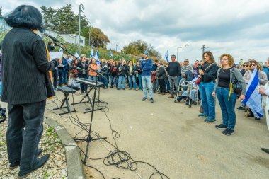 Kishon, İsrail - 21 Aralık 2024: Psikanaliz uzmanları, Kishon gözaltı merkezi yakınlarındaki kalabalığa hitaben yaptığı konuşmada, donanma fişeklerini ateşledikten sonra tutuklanan eylemcilere destek verdi. Kishon, İsrail