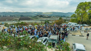 Kishon, İsrail - 21 Aralık 2024: Psikanaliz uzmanları, Kishon gözaltı merkezi yakınlarındaki kalabalığa hitaben yaptığı konuşmada, donanma fişeklerini ateşledikten sonra tutuklanan eylemcilere destek verdi. Kishon, İsrail