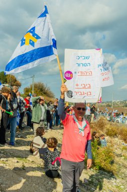 Kishon, İsrail - 21 Aralık 2024: Kishon gözaltı merkezi yakınlarında insanlar donanma fişeklerini ateşledikten sonra tutuklanan eylemciyi desteklemek için protesto ediyorlar. Kishon, İsrail