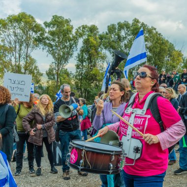 Kishon, İsrail - 21 Aralık 2024: Kishon gözaltı merkezi yakınlarında insanlar donanma fişeklerini ateşledikten sonra tutuklanan eylemciyi desteklemek için protesto ediyorlar. Kishon, İsrail