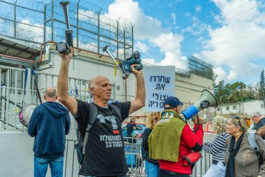 Kishon, İsrail - 21 Aralık 2024: Kishon gözaltı merkezi yakınlarında insanlar donanma fişeklerini ateşledikten sonra tutuklanan eylemciyi desteklemek için protesto ediyorlar. Kishon, İsrail