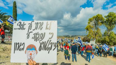 Kishon, İsrail - 21 Aralık 2024: Kishon gözaltı merkezi yakınlarında insanlar donanma fişeklerini ateşledikten sonra tutuklanan eylemciyi desteklemek için protesto ediyorlar. Kishon, İsrail