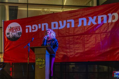 Hayfa, İsrail - 21 Aralık 2024: Protesto lideri Rotem Perelman - Farhi, hükümete karşı düzenlenen bir protesto mitinginde kalabalığa sesleniyor. Hayfa, İsrail
