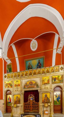 Shefa-Amr, İsrail - 19 Aralık 2024: Shefa-Amr, İsrail 'deki St. Peter ve St. Paul Kilisesi' nin iç manzarası