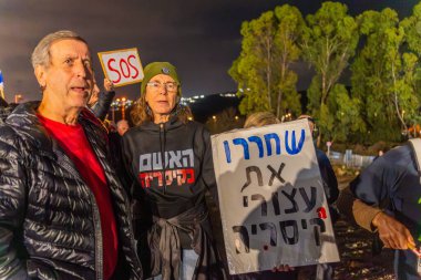 Kishon, İsrail - 23 Aralık 2024: Kishon gözaltı merkezi yakınlarında insanlar donanma fişeklerini ateşledikten sonra tutuklanan eylemciyi desteklemek için protesto ediyorlar. Kishon, İsrail