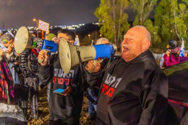 Kishon, İsrail - 23 Aralık 2024: Kishon gözaltı merkezi yakınlarında insanlar donanma fişeklerini ateşledikten sonra tutuklanan eylemciyi desteklemek için protesto ediyorlar. Kishon, İsrail