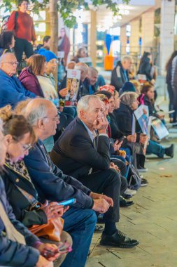 Hayfa, İsrail - 26 Aralık 2024: Ulusal Birlik Partisi başkanı Benny Gantz da dahil olmak üzere kalabalık, rehineler Hayfa, İsrail 'in destek toplantısına katıldı.