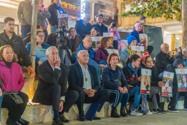 Hayfa, İsrail - 26 Aralık 2024: Ulusal Birlik Partisi başkanı Benny Gantz da dahil olmak üzere kalabalık, rehineler Hayfa, İsrail 'in destek toplantısına katıldı.