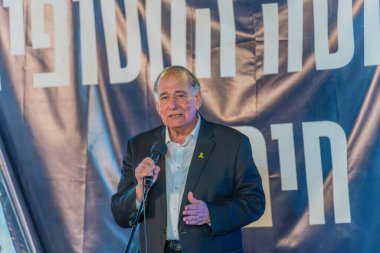 Hayfa, İsrail - 26 Aralık 2024: Belediye Başkanı Yona Yahav, rehineler Hayfa, İsrail 'e destek veren kalabalığa sesleniyor