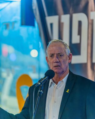 Hayfa, İsrail - 26 Aralık 2024: Ulusal Birlik Partisi genel başkanı Benny Gantz, rehineler, Hayfa, İsrail 'in bir destek toplantısında kalabalığa sesleniyor.