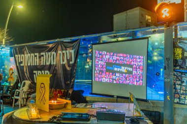 Hayfa, İsrail - 26 Aralık 2024: Bir Hanuka Menorah 'ı görmek, rehineler, Hayfa, İsrail' in bir destek toplantısında