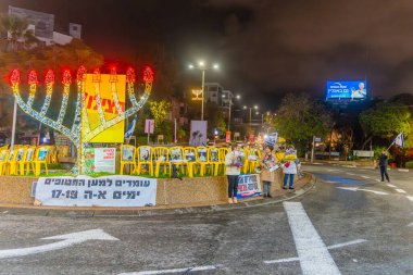 Hayfa, İsrail - 29 Aralık 2024: Tabela ve bayraklı insanların günlük protesto gösterilerinde, İsrail 'in Hayfa kentinde rehine anlaşması çağrısında bulunması