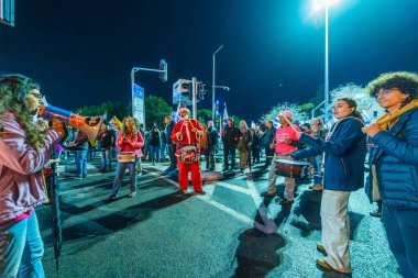 Hayfa, İsrail - 28 Aralık 2024: Davulcu çemberi, yeni seçimler ve rehine anlaşması çağrısında bulunan bir protesto mitinginin parçası. Hayfa, İsrail