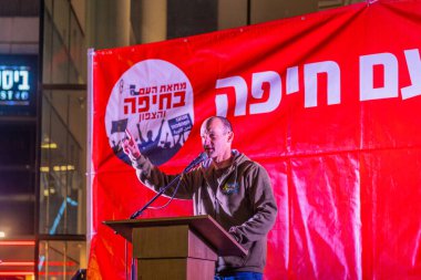 Hayfa, İsrail - 28 Aralık 2024: Eylemci Ron Scherf, hükümete karşı düzenlenen bir protesto mitinginde kalabalığa sesleniyor. Hayfa, İsrail