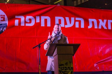 Hayfa, İsrail - 28 Aralık 2024: Naor Narkis, hükümete karşı düzenlenen bir protesto mitinginin bir parçası olarak kalabalığa sesleniyor. Hayfa, İsrail