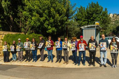 Hayfa, İsrail - 3 Ocak 2025: İnsanlar IDF 'nin Hava Kuvvetleri Navigatörü Asaf Dagan' ı şehit asker olarak tanımamasını protesto ediyor, ancak sivil Jabo Erlich 'i bir asker olarak tanıyor. Hayfa, İsrail
