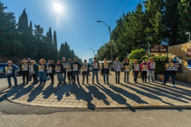 Hayfa, İsrail - 3 Ocak 2025: İnsanlar IDF 'nin Hava Kuvvetleri Navigatörü Asaf Dagan' ı şehit asker olarak tanımamasını protesto ediyor, ancak sivil Jabo Erlich 'i bir asker olarak tanıyor. Hayfa, İsrail