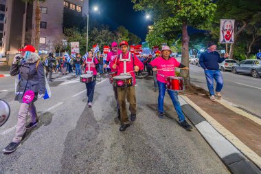 Hayfa, İsrail - 4 Ocak 2025: İnsanlar çeşitli tabelalar ve bayraklarla bir protesto yürüyüşüne katılarak yeni seçimler ve rehine anlaşması çağrısında bulundular. Hayfa, İsrail